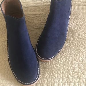 Super cute navy suede short boots.